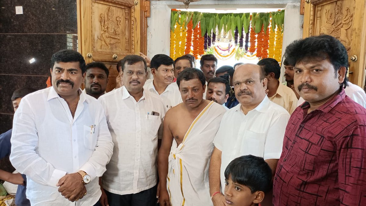 GubbijdsParva's tweet photo. ಗುಬ್ಬಿ ತಾಲೂಕಿನ ಸುರಿಗೇನಹಳ್ಳಿ ಗ್ರಾಮದಲ್ಲಿ ಶ್ರೀ ಮಾರಮ್ಮನವರ ನೂತನ ದೇವಾಲಯ ಪ್ರವೇಶ ಪ್ರಾಣ ಪ್ರತಿಷ್ಠಾಪನೆ ಹಾಗೂ ಕುಂಭಾಭಿಷೇಕ  ಮಹೋತ್ಸವಕೆ ಜೆಡಿಎಸ್ ವಿಧಾನಸಭಾ ಅಭ್ಯರ್ಥಿಯಾದ ಬಿ ಎಸ್ ನಾಗರಾಜ್ ಅಣ್ಣನವರು ಹಾಗೂ ಮಾಜಿ ಎಪಿಎಂಸಿ ಅಧ್ಯಕ್ಷರಾದ ಲೋಕೇಶ್ ಅಣ್ಣನವರು. ಹೊನ್ನಗಿರಿ ಗೌಡರು ಪಾಲ್ಗೊಂಡಿದ್ದ ಸಂದರ್ಭ. https://t.co/OEMswRNtMV