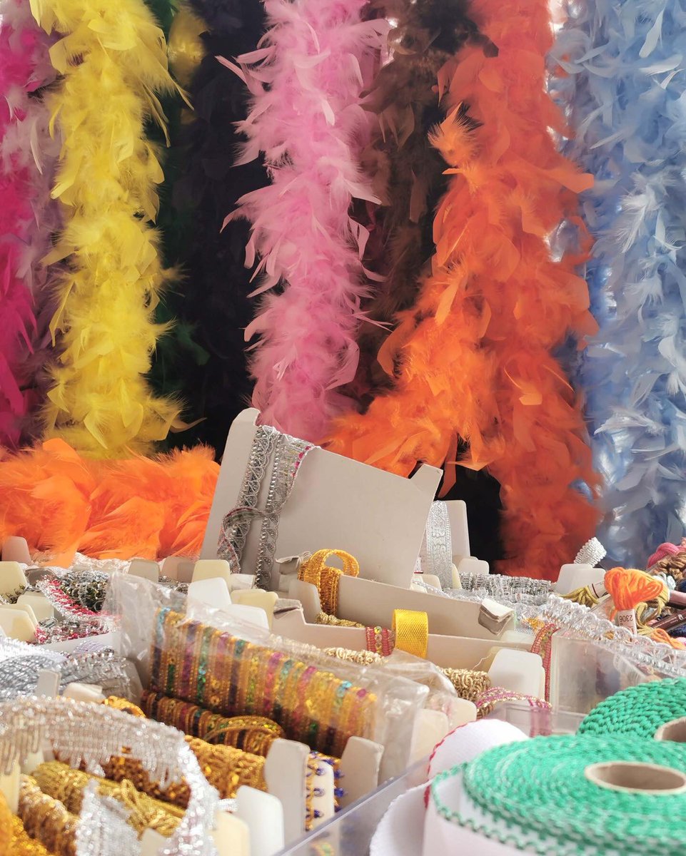 EncantsBCN's tweet photo. Als Encants ja ens estem preparant per a #Carnestoltes 🎭! I posem a la vostra disposició #teixits de colors vibrants o estampats temàtics, #lluentons, #plomes 🦚, #boes... Un univers de textures i tons per fer més fàcil la #disfressa #DIY. De què anireu disfressats enguany? https://t.co/Ckee4D9TKB