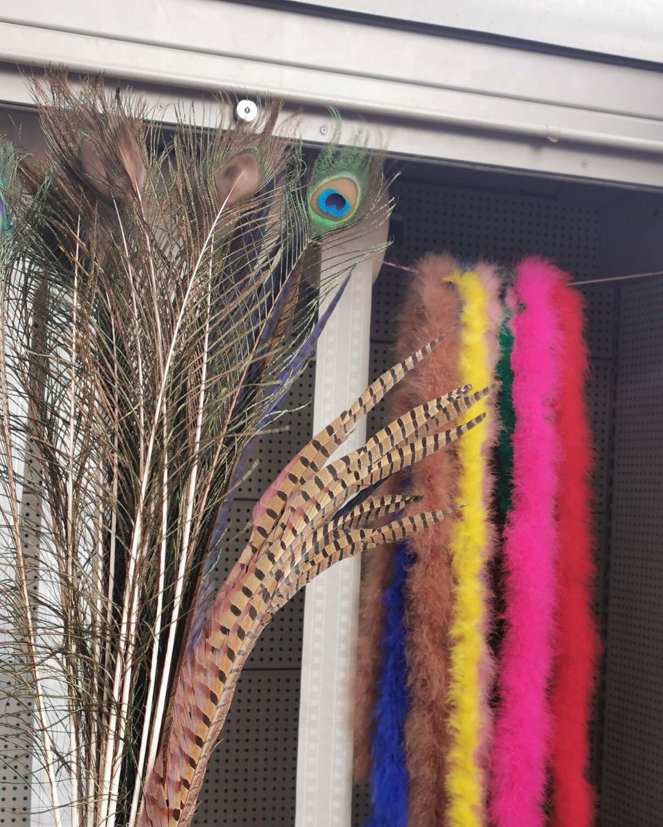 EncantsBCN's tweet photo. Als Encants ja ens estem preparant per a #Carnestoltes 🎭! I posem a la vostra disposició #teixits de colors vibrants o estampats temàtics, #lluentons, #plomes 🦚, #boes... Un univers de textures i tons per fer més fàcil la #disfressa #DIY. De què anireu disfressats enguany? https://t.co/Ckee4D9TKB