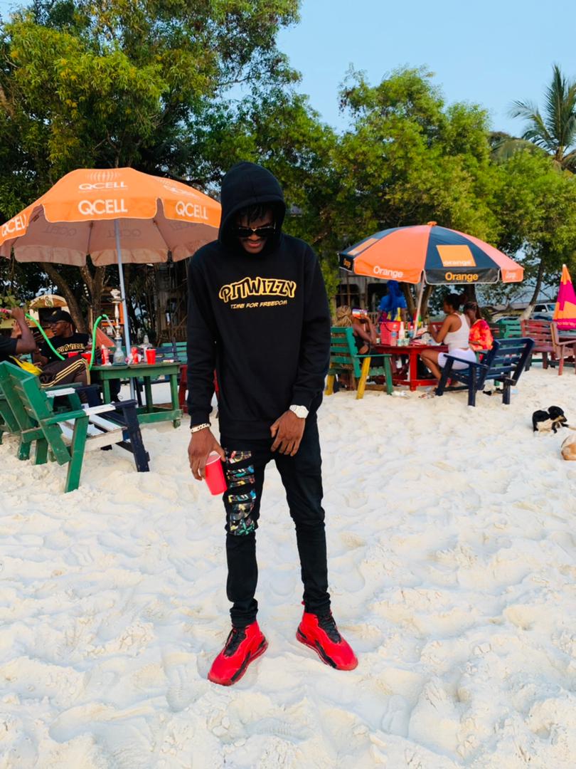 Bahshow's tweet photo. Friends are the ones who help us grow, Who helps us to move on and let go, Who lifts us when we need it, Who we treasure to have in our life, Friends are the only ones who understand us, And always supports us.....β€ #2 #Pitwizzy #bazzmoney #tmaxent https://t.co/azXc4GnpeK