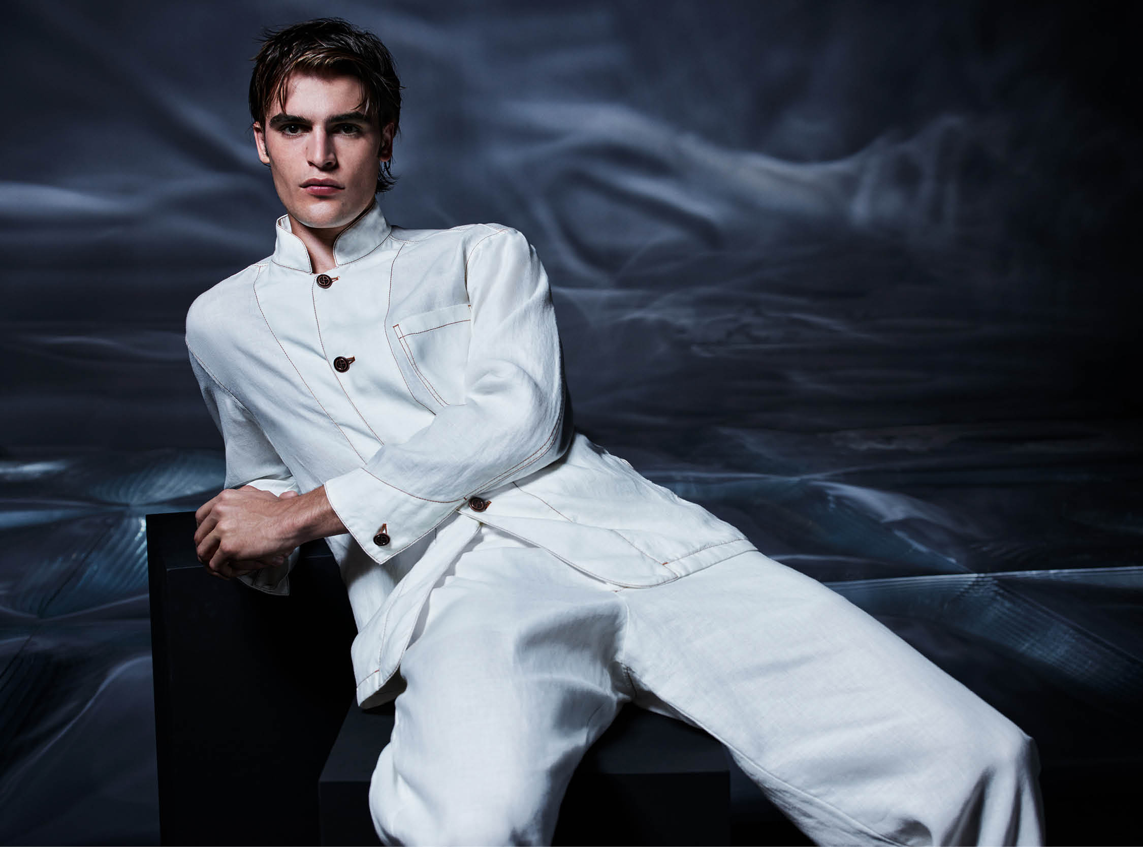 Twitter 上的 Armani："Unveiling the new #GiorgioArmani Spring Summer 2022  campaign. Captured by Mario Sorrenti https://t.co/tLDcOHBwVQ" / Twitter