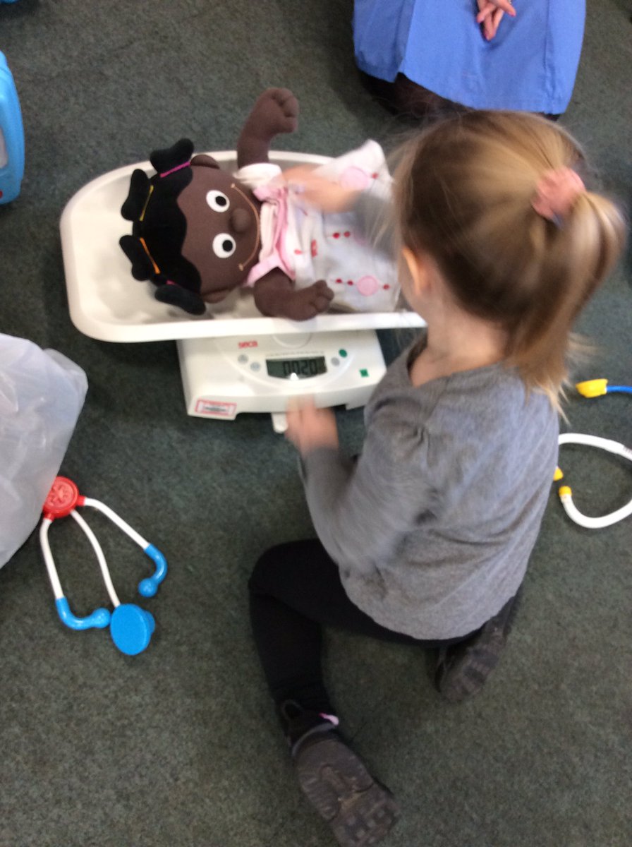 TH_Nursery1's tweet photo. We weighed the dollies on the scales and some Puffins too! #THLearnEY 👀👣 https://t.co/vI8fhgeIvs