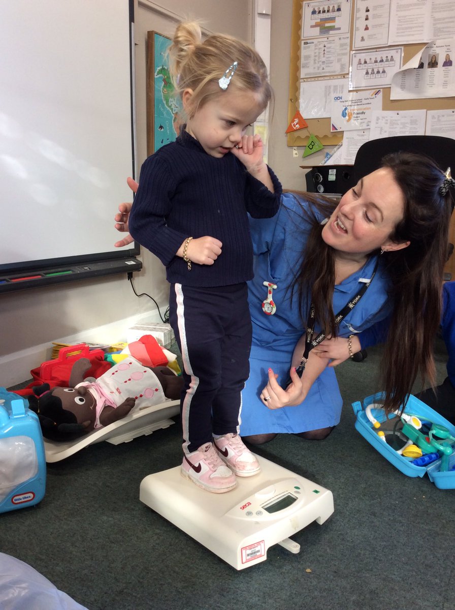TH_Nursery1's tweet photo. We weighed the dollies on the scales and some Puffins too! #THLearnEY 👀👣 https://t.co/vI8fhgeIvs