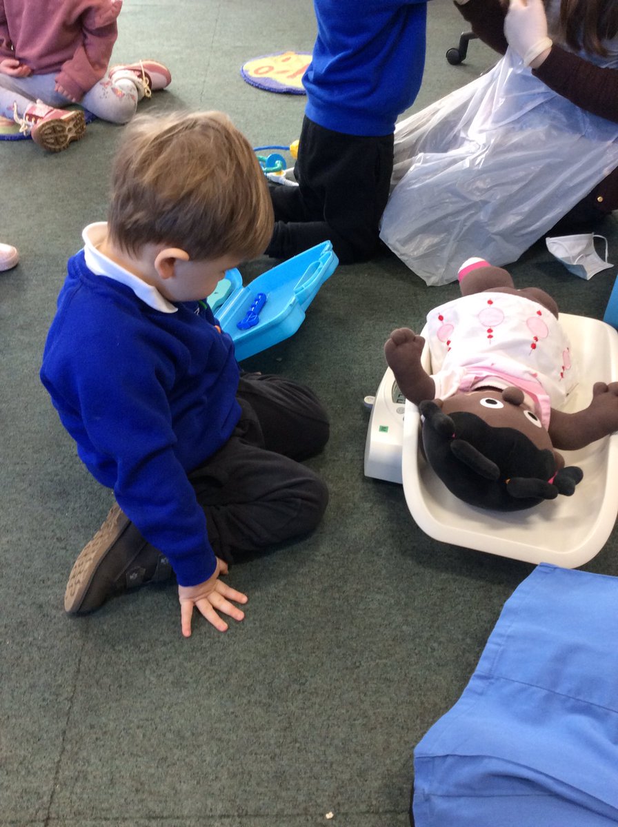 TH_Nursery1's tweet photo. We weighed the dollies on the scales and some Puffins too! #THLearnEY 👀👣 https://t.co/vI8fhgeIvs