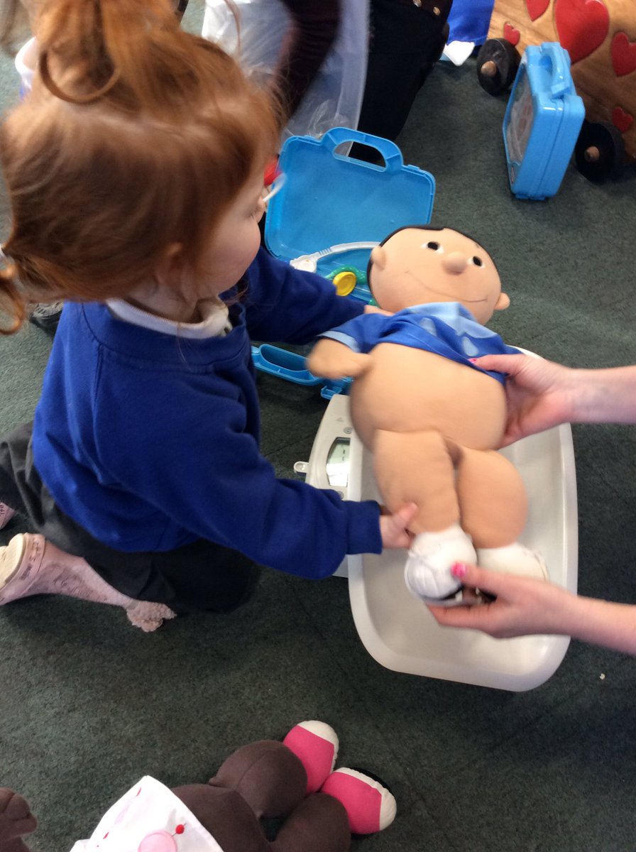 TH_Nursery1's tweet photo. We weighed the dollies on the scales and some Puffins too! #THLearnEY 👀👣 https://t.co/vI8fhgeIvs