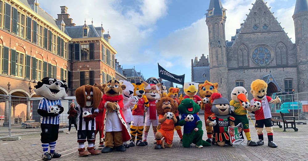 EdwinvanS's tweet photo. Kootje in de aanval op het Binnenhof. Gaat die scoren……..🦅 #kowet #vollebak #stadionsopen @GAEagles https://t.co/SQN2s2fOi3