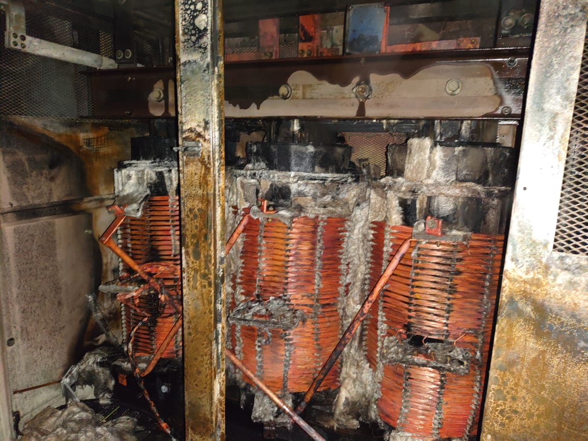 ABSAOficial's tweet photo. ⚠️ ATENCIÓN ❗ 
📍#LaPlata | #Berisso | #Ensenada

👉 Debido a un incendio en la sala de transformadores de la Estación Elevadora de Agua Usina Bosque, se reduce el bombeo de agua 💦 generando falta de agua en gran parte de La Plata, Berisso y Ensenada.

@ABSAOficial 
👇 https://t.co/bSRol0PN0I