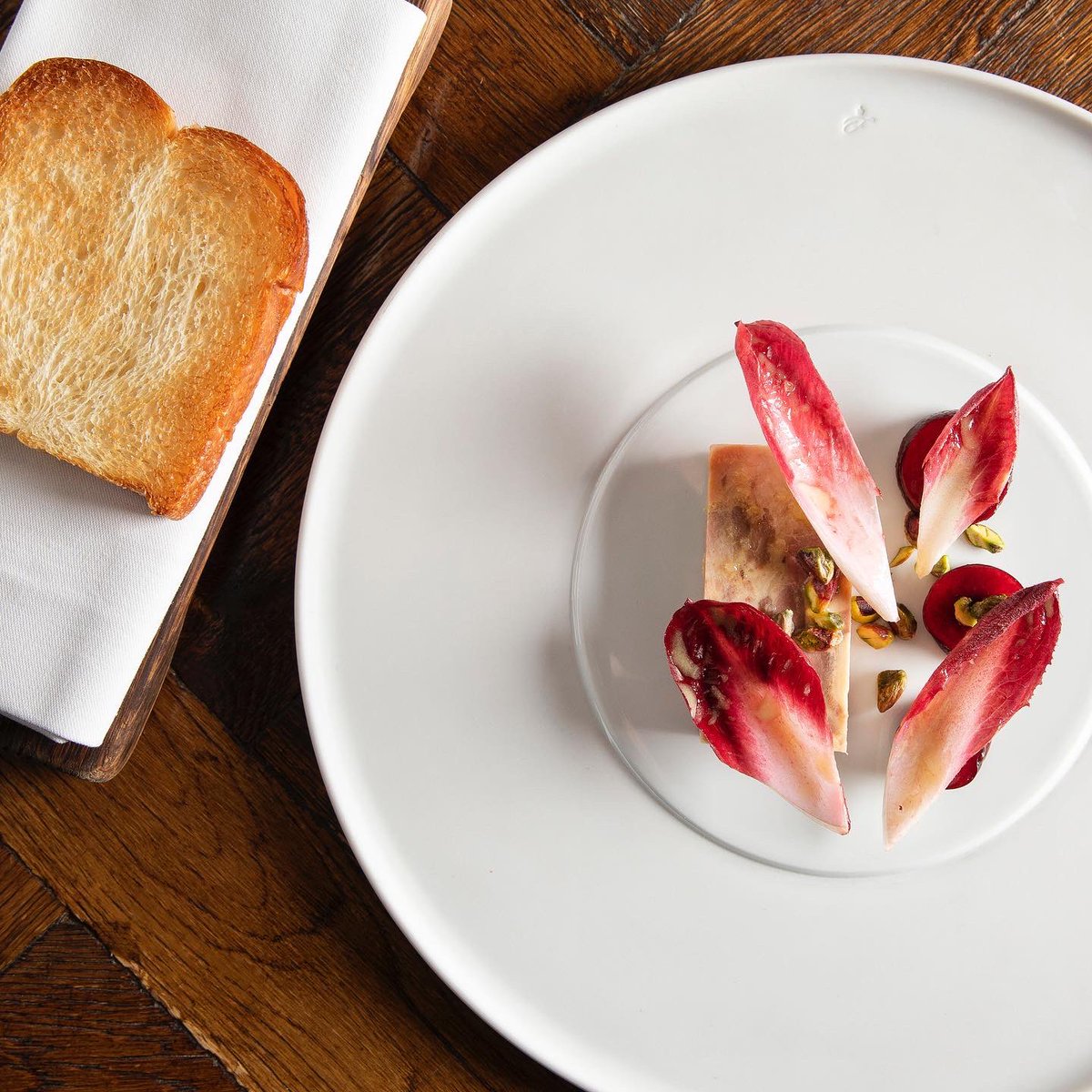 Socialeathouse's tweet photo. Offering comfort and charm in the heart of soho, we deliver a contemporary and diverse menu, showcasing the very best locally sourced produce. Choose from our range of lunch, a la carte, vegan &amp; vegetarian menus or enjoy a unique tasting menu at our chef’s counter 🙌🏻 https://t.co/Tcdk836JUR