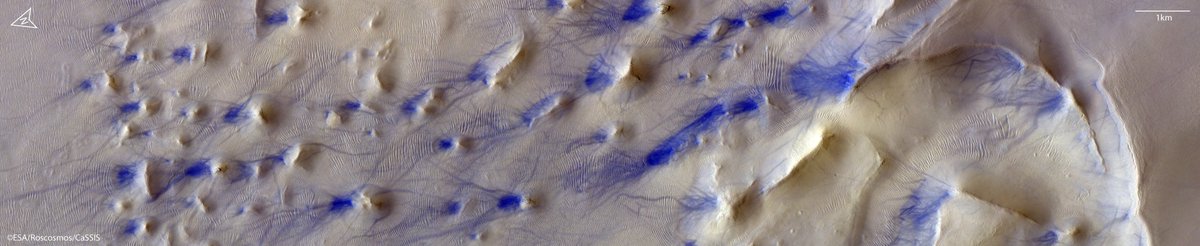 📸 Mounds, aeolian ripples and dust devil tracks in Argyre Planitia on #Mars at 318.4°E -46.3°N. This small-scale Chaos-like terrain covered by dust devil tracks is simply captivating. What do you think ?
#UniBern #ExoMars #ESA #Roscosmos #dustdeviltracks #chaoticterrain