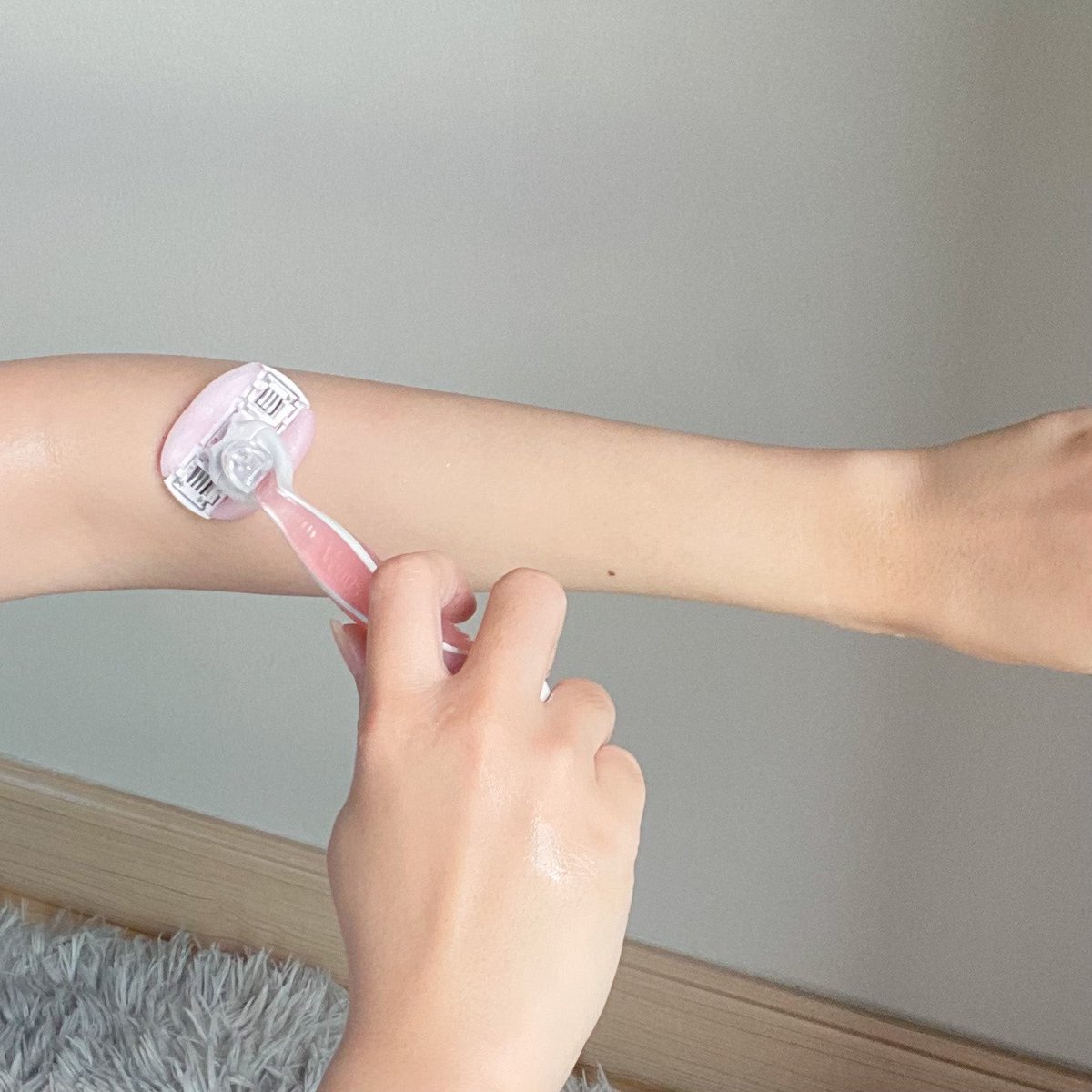siwarintira's tweet photo. บอกต่อสาวๆๆๆ มีดโกนกําจัดขนของ Gillette Venus💖 เหมาะสำหรับผู้หญิงอย่างเราๆ หลังโกนแล้วรู้สึกว่าเค้าช่วยผล��ดเซลล์ผิว ทำให้ผิวเราเรียบเนียน ขึ้นมาก ไม่มีสารเคมีรุนแรงด้วย ใช้สะดวกประหยัดเวลา #ใช้ดีบอกต่อ #ad https://t.co/BmhIUzHsg5