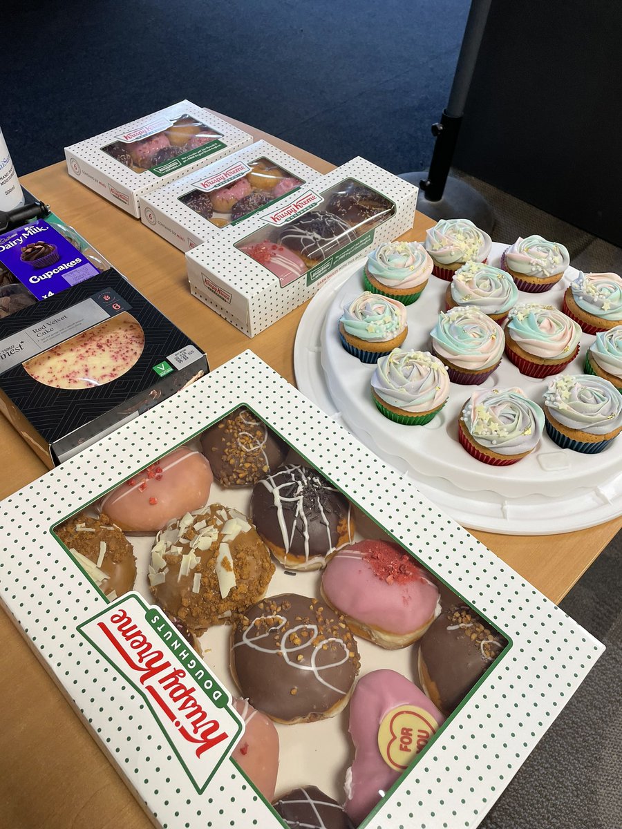RukayaERAC's tweet photo. LGBT Bake Off in full swing at U319! 🧁 Doughnuts and muffin galore 🍩! @U3ENTERPRIDE #ENTERPRIDE #LGBTHM22   #LGBTBAKEOFF https://t.co/i0ltoZROxI
