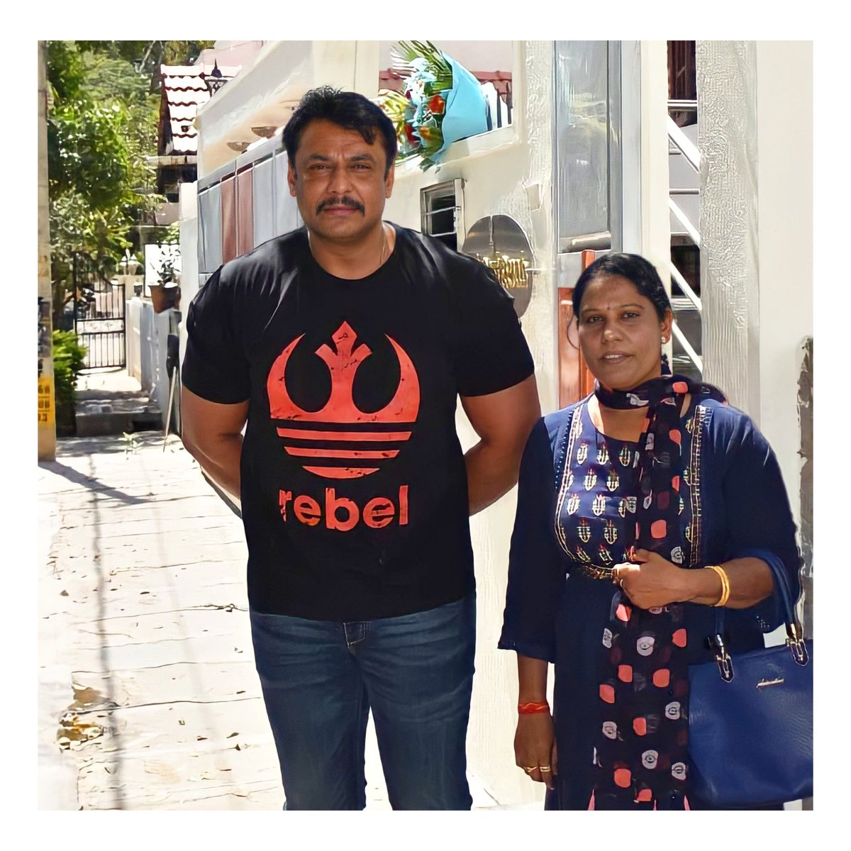 LikithDBossFan's tweet photo. #EXCLUSIVE_PIC ❤️😍

ನಾಳೆ ಸಂಜೆ 6:00 ಗಂಟೆ ಇಂದ ಸತತವಾಗಿ 24 ಗಂಟೆಗಳ ಕಾಲ ಡಿ ಬಾಸ್ ಹುಟ್ಟುಹಬ್ಬದ ಪ್ರಯುಕ್ತ ಟ್ವಿಟರ್ ಟ್ರೆಂಡ್ ನಡೆಯಲಿದೆ, ಎಲ್ಲ ಬಾಸ್ ಅಭಿಮಾನಿಗಳು ತಪ್ಪದೆ ಭಾಗವಹಿಸಿ. 

#DBoss #Kranti @dasadarshan https://t.co/RE15Fj5iPW