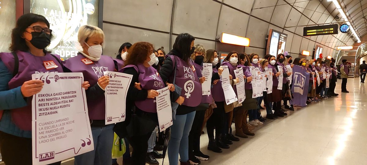 LABsindikatua's tweet photo. Bilboko Metroan mobilizatu gara Pikete Feministaren eskutik, garbiketako sektorean pairatzen dituzten sexu erasoak salatzeko

Emakumeen aurkako erasoei ez! Ez lanean, ez inon! Bat erasotzen badute, denak erasotzen gaituzte!
👇👇👇
https://t.co/yFhZ1hKhUN https://t.co/qW3sJC0U1T