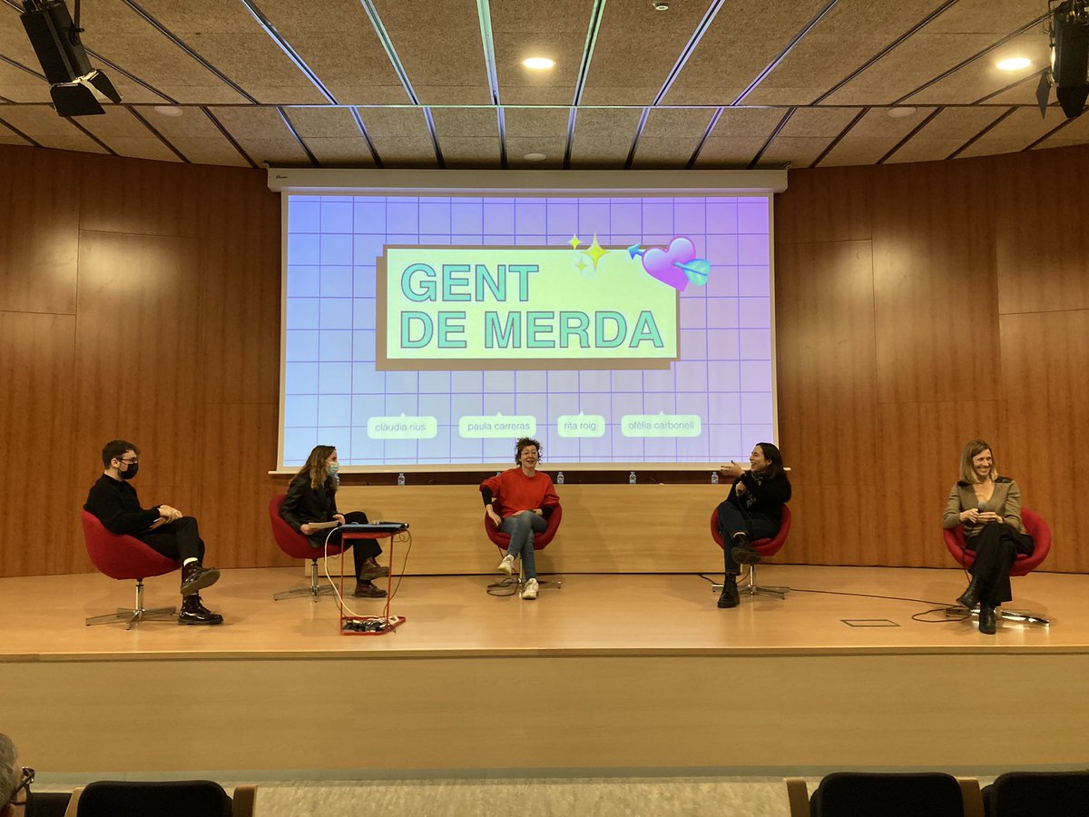 mj_masanet's tweet photo. El tercer projecte és @GentdeMerda i el presenta la @paulacarreras! El primer podcast fet per quatre noies joves en català!
Un referent pel nostre estudiantat, ens anima a fer projectes i creure en ells!
#AmbDiversitat #GendIMS
@FIMA_UB @UniBarcelona https://t.co/UekUqi3eju