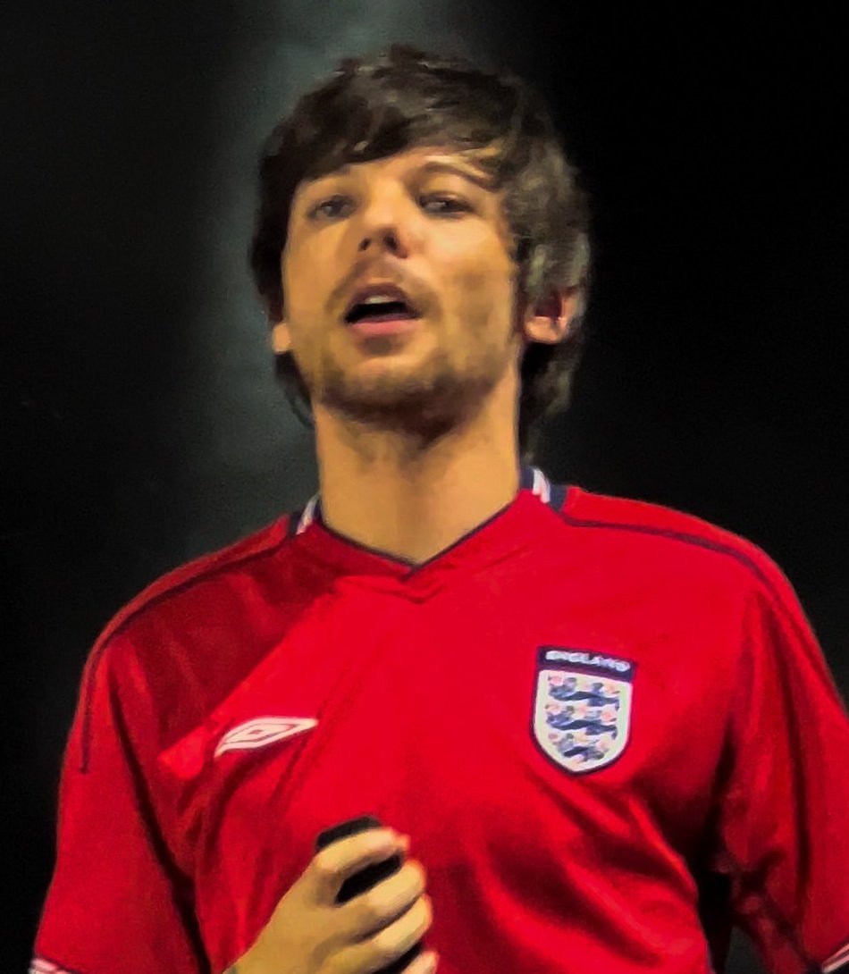 sunfflouwerry's tweet photo. louis tomlinson      louis tomlinson 
2021                       2022 https://t.co/KlaWlVAYqf