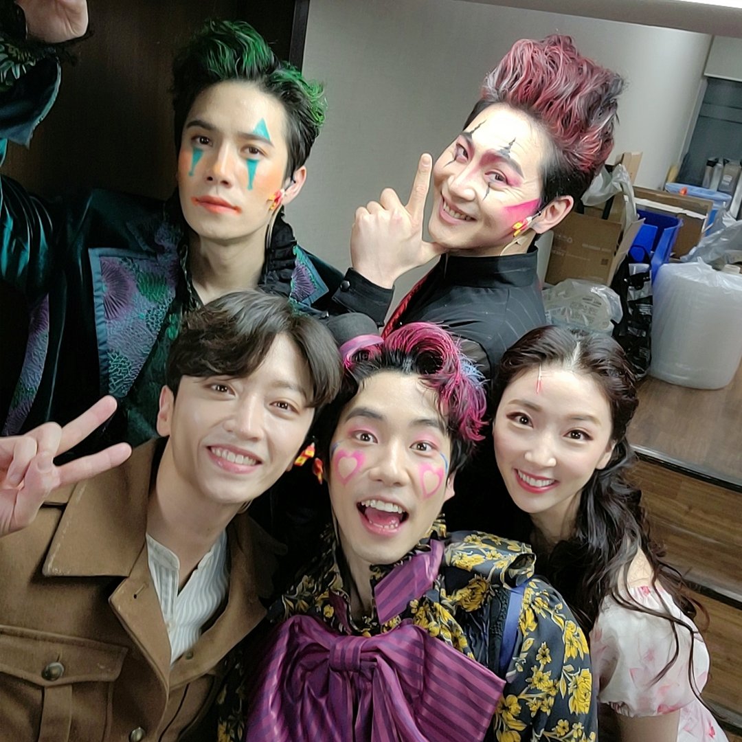 연극 <#환상동화>

🎪 #환상동화 #막공 #분장실_사진 📸

마지막 공연을 앞두고 있는
백동현, 장지후, 안창용, 최정헌 배우에게
많은 응원 부탁드립니다!!
내일 막공을 앞두고 있는 윤문선 배우에게도
마지막까지 많은 관심 부탁드립니다~

2021.12.12. - 2022.02.12.
국립극장 달오름