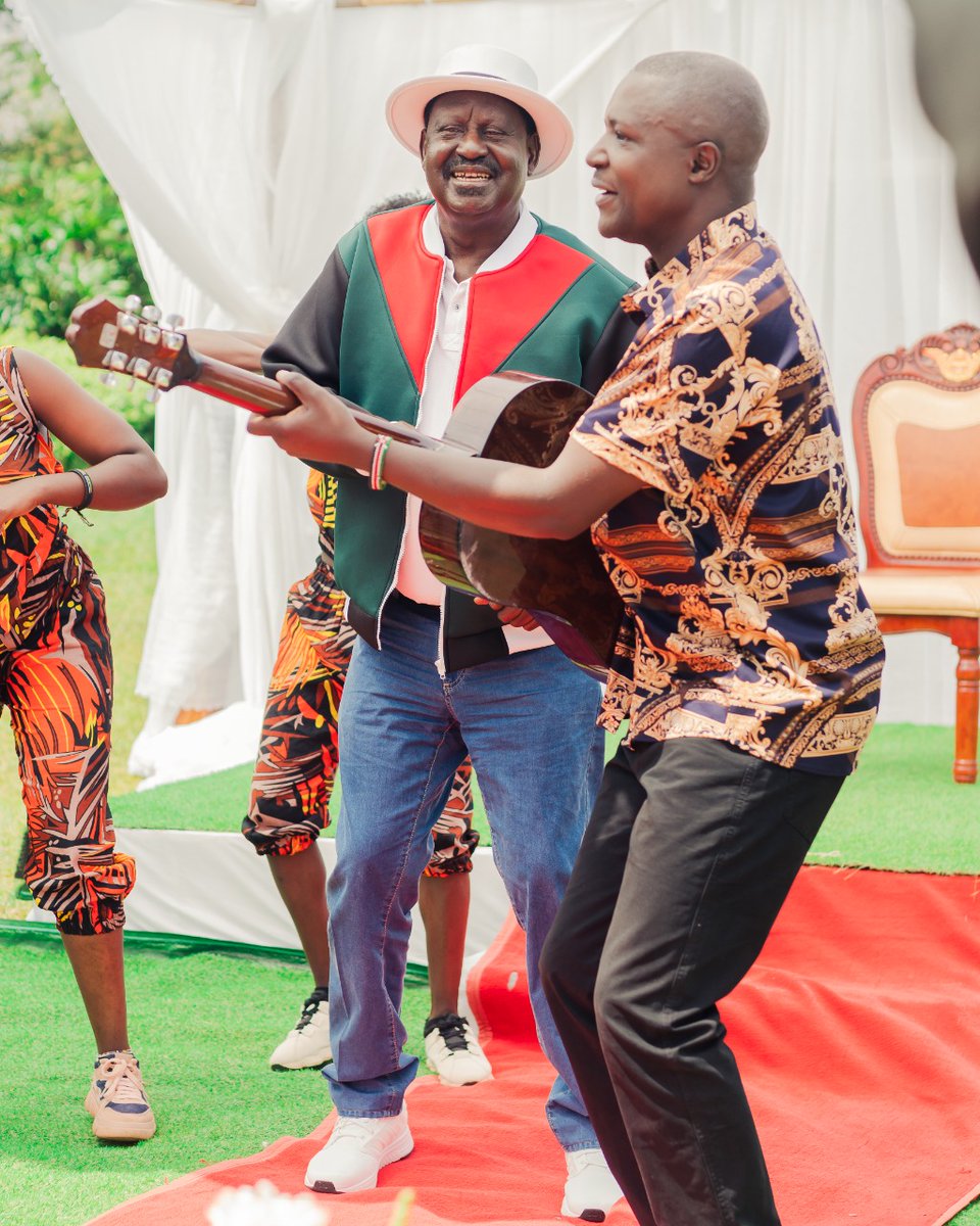 barefoot_warrio's tweet photo. .@MajimajiKenya Baba looks so happy in this picture. #AzimioMovement https://t.co/XuG25lBtnD