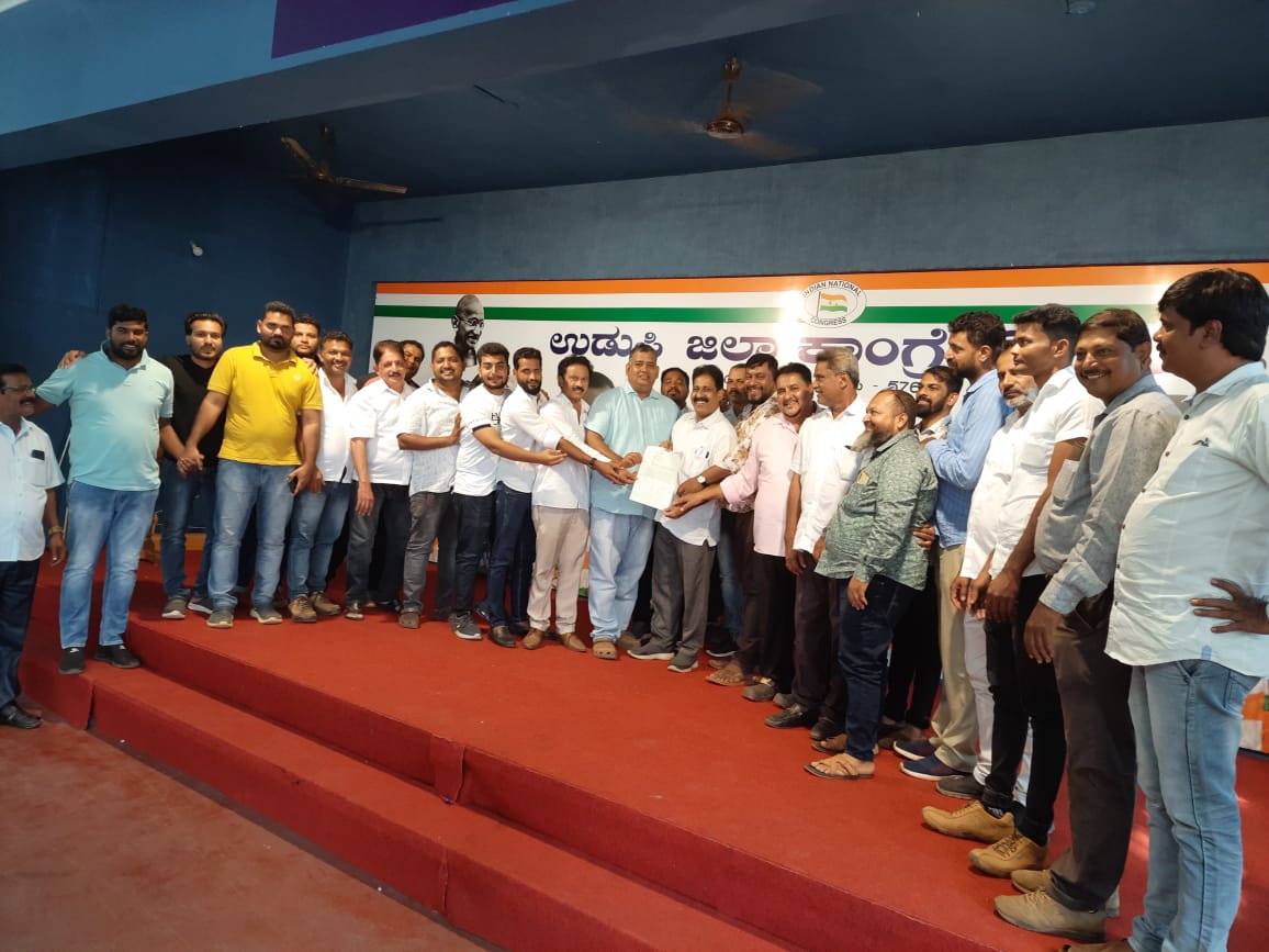 ashok_kodavoor's tweet photo. ಪಕ್ಷದ ಸಂಘಟನೆ ಮತ್ತು ಕೆಲವು ನಿರ್ದಿಷ್ಟ ಸಮಸ್ಯೆಗಳ ಬಗ್ಗೆ ಚರ್ಚಿಸಿ, ಮನವಿ ನೀಡಲು ಮುಸ್ಲಿಂ ನಾಯಕರು ಜಿಲ್ಲಾ ಕಾಂಗ್ರೆಸ್ ಕಚೇರಿಗೆ ಭೇಟಿ ಕೊಟ್ಟ ( 8-2-2022) @INCKarnataka @INCUdupiDist https://t.co/yWWXQvqQcM