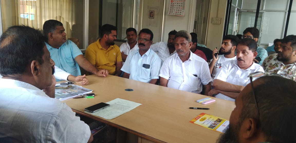 ashok_kodavoor's tweet photo. ಪಕ್ಷದ ಸಂಘಟನೆ ಮತ್ತು ಕೆಲವು ನಿರ್ದಿಷ್ಟ ಸಮಸ್ಯೆಗಳ ಬಗ್ಗೆ ಚರ್ಚಿಸಿ, ಮನವಿ ನೀಡಲು ಮುಸ್ಲಿಂ ನಾಯಕರು ಜಿಲ್ಲಾ ಕಾಂಗ್ರೆಸ್ ಕಚೇರಿಗೆ ಭೇಟಿ ಕೊಟ್ಟ ( 8-2-2022) @INCKarnataka @INCUdupiDist https://t.co/yWWXQvqQcM