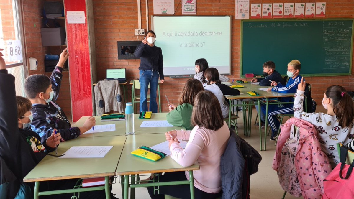 ViladecansTweet's tweet photo. ✨Cesca Figueras,🧫Marta Kulis...Avui és el Dia de la Dona i Nena en la Ciència👩‍🔬

A #Viladecans, en conjunt amb el programa #100tifiques de @fundaciorecerca hem volgut celebrar-ho amb xerrades de dones científiques a escoles🏫perquè l'alumnat de demà conegui referents d'avui🔬 https://t.co/I3M89jeLGz
