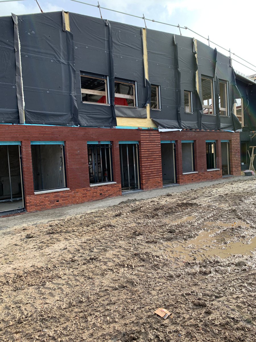 Warmtebronnen geboord, staalconstructie grotendeels geplaatst en zelf op een aantal vleugels al dakbedekking gelegd. Het gaat goed met de bouw van de Tirrel! detirrel.nl/nieuws/gebouw-…
#hethogeland #rottinghuis #detirrel