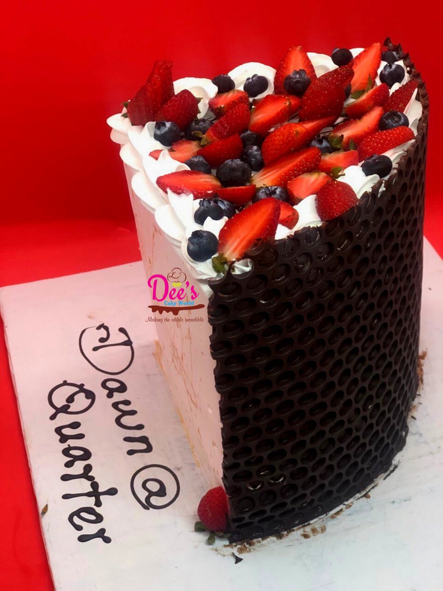 Dees_CakeWorld's tweet photo. Strawberry 🍓 + blueberry 🫐 + chocolate 🍫 makes a great combo! 
Try it! Make your order today 😋👅 https://t.co/se0GmD5FZ3