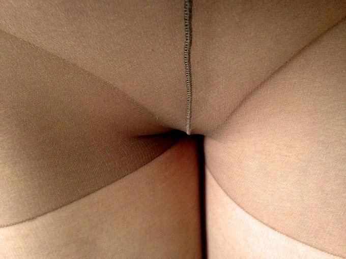 denipantyhose's tweet photo. Ahoy there! Anyone a fan of tan? Retweet if you’re onboard. ⚓️💦

#FridaySplashback https://t.co/RR8DlswYZQ