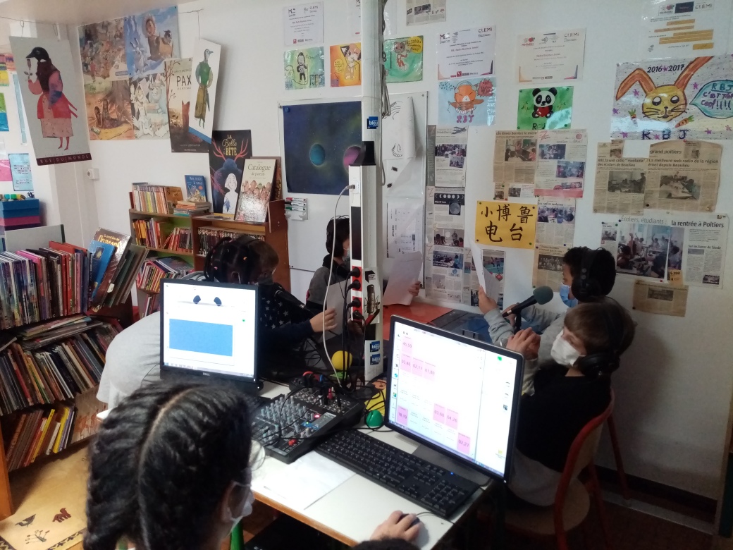 RadioRbj's tweet photo. Émission 3 
C'est ici : https://t.co/kT57jgsSrA

Présentateur : Nathan
Trop mignon : le koala avec Touradou
Les experts sciences : Mars avec Anwar
Nos petites passions : la poésie Le léopard de Robert Desnos avec Mathéo

Nous avons appris un nouveau métier, technicienne : Anaïs https://t.co/QWoQRmzEJo