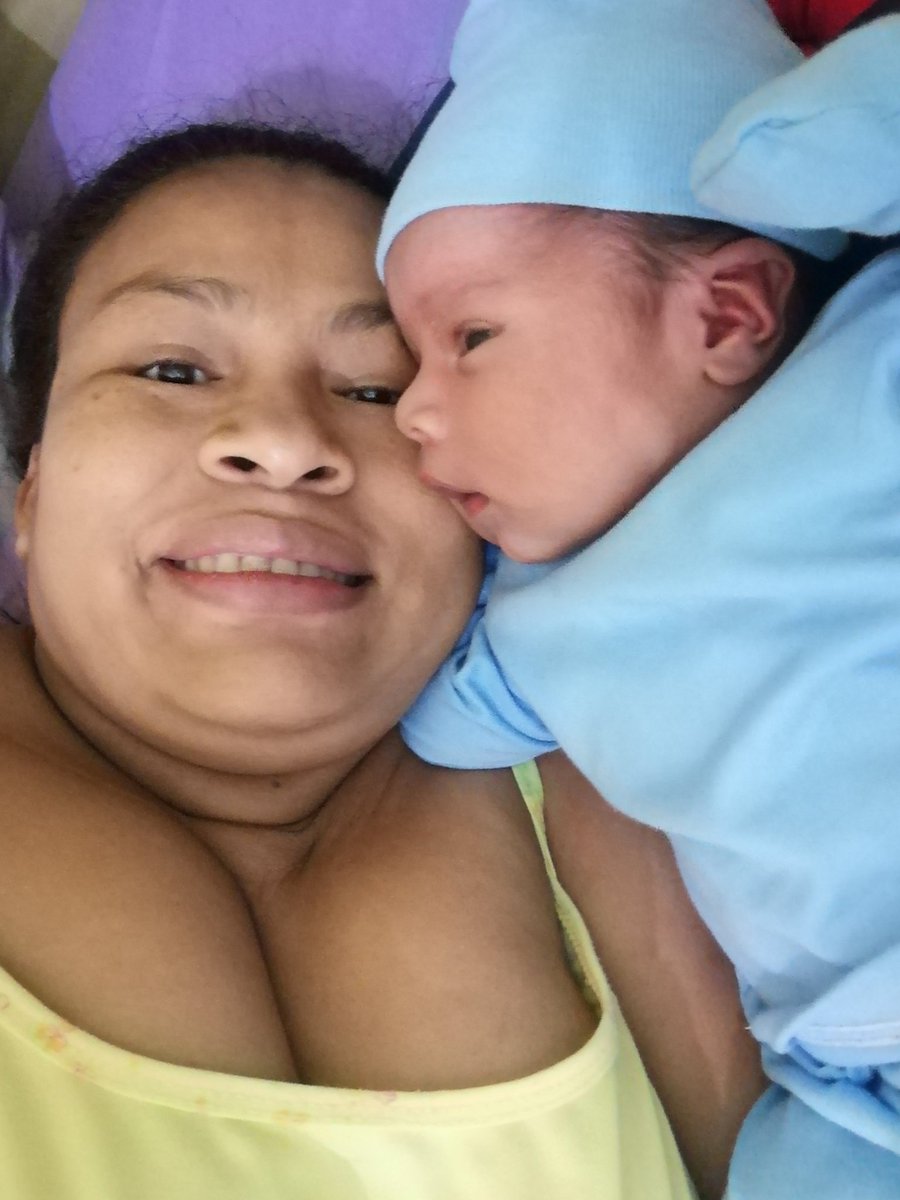 MariaBatriz4's tweet image. En las mirada se refleja nuestro amor hijo mío te amo desde el primer momento que supe que venías mi pequeño Emiliano 😍😘