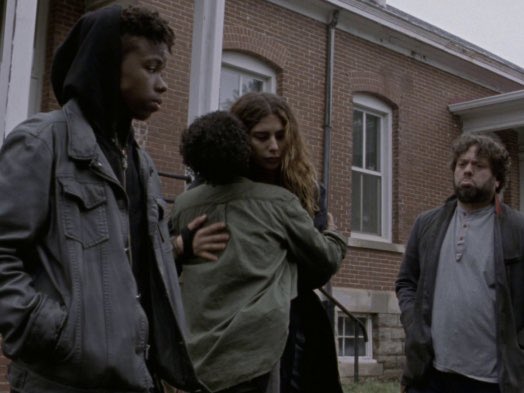 brcebannrs's tweet image. Her hugs 💚