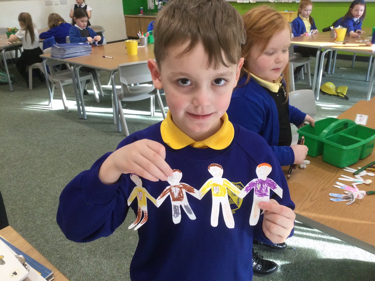 We are sending lots of love ❤️ to P1-4 @strathyps1 and P3 @cowieps with our book recommendation of ‘The Boy who Loved Everyone’ by @TheJanePorter. We loved reading the book, and talked about how we show our love. We made paper chain people of the people we love. #bookblether