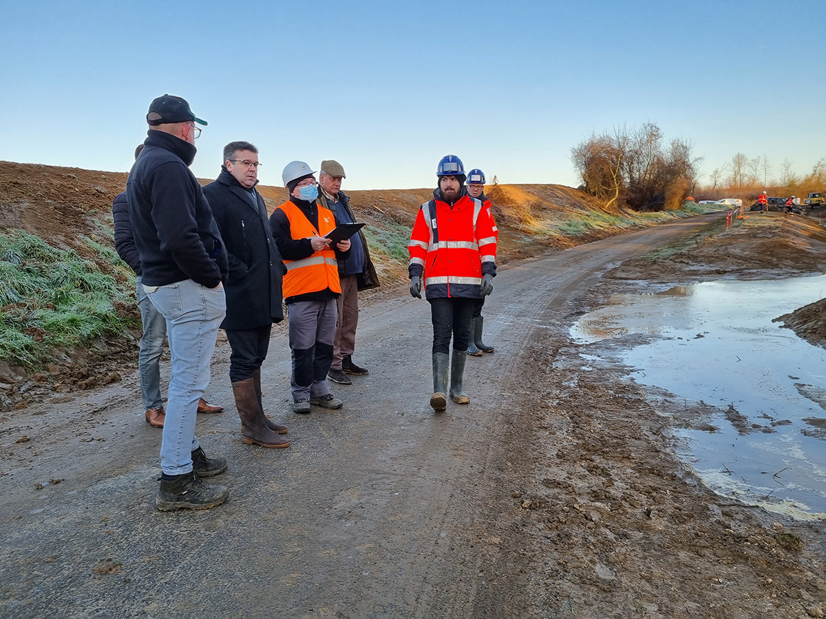 EptbOise's tweet photo. 🚧 Réunion de #chantier ce matin pour faire le point sur les travaux de Bitry et de Saint-Pierre-lès-Bitry (60) Objectif de l'opération▶️limiter les coulées de boue vers les habitations et les routes.
#eptboise #eptb #ruissellement #SETHY https://t.co/lxLtynLfWj