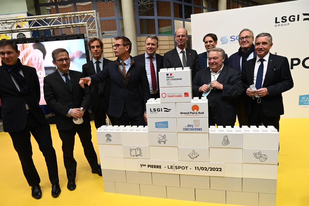 grandparissud's tweet photo. #EnDirect | Pose première pierre 🧱
#Evry2 se transforme en lien avec la restructuration du centre urbain de @VilledEvryCourc 
👉 L'objectif ? Redynamiser le centre-ville, de la zone de restauration, place de l'Agora aux travaux des Terrasses, en passant par l'offre de services. https://t.co/mmCNhV8tKW