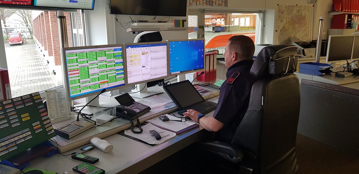 FeuerwehrWitten's tweet photo. In der Einsatzzentrale laufen die Fäden zusammen, Zille dokumentiert die Rückmeldungen
#FwWit #Feuerwehr #Witten #einsatzfürwitten #112live #witten112 https://t.co/1vLsJJCkgc