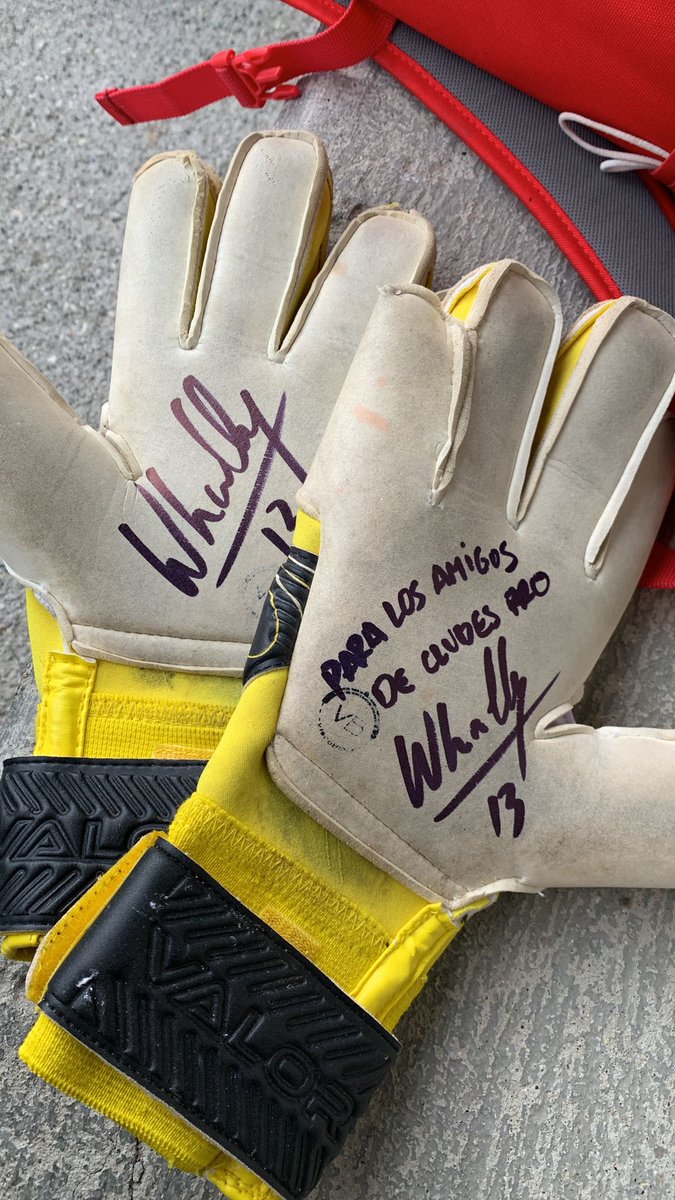 Estos detalles son los que te llegan, los que te hacen darte cuenta de que estás donde quieres estar. Increíble.

Muchas gracias al <a href="/CDeportivoLugo/">Club Deportivo Lugo 🪓</a>, al @CDLugoCPro y al gran Oscar Whalley por este pedazo de regalo. ¡Sin palabras! 🧤

#ForzaLugo 🔴⚪️