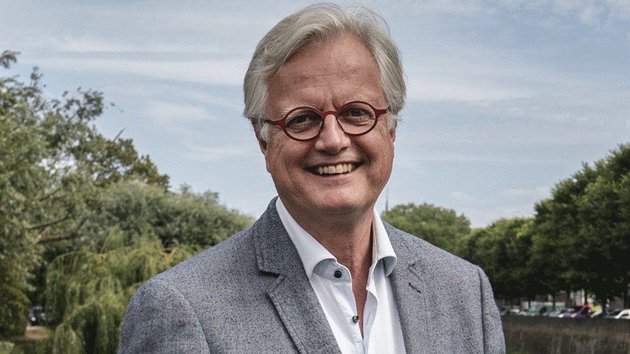 "Op lange termijn wordt Nederland amfibisch. Wij moeten meebewegen met waar het water ons brengt."

De #moonshot van <a href="/delta_comm/">Deltacommissaris (DC)</a> Peter Glas in gesprek met @WitteveenBos, bekijk het volledige verhaal via ⤵ witteveenbos.com/nl/nieuws/het-…

#deltaprogramma #waterveiligheid