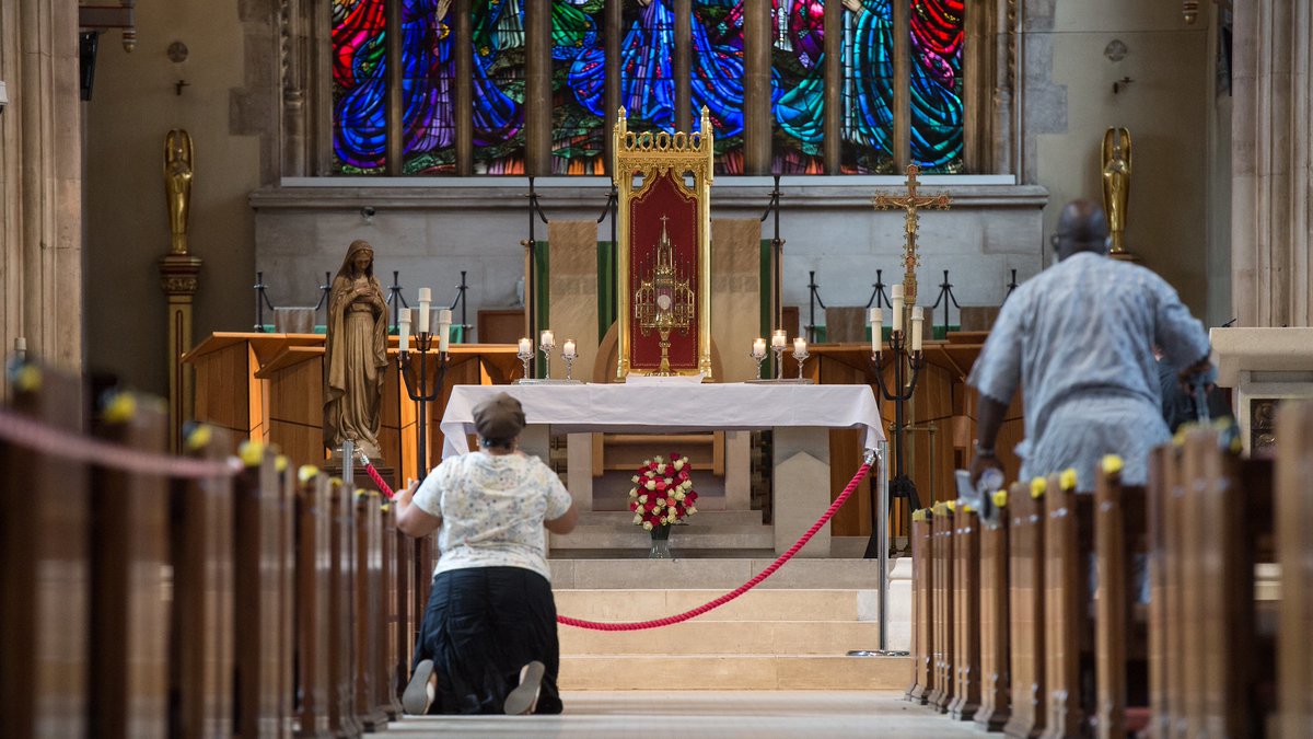 cusackandrew's tweet photo. A reminder that there is now Adoration of the Blessed Sacrament at @StGeorgesCath Southwark:
Every Friday evening, 6:00 to 7:00 pm
Every Saturday morning, 10:00 to 11:00 am
#southwark #london #catholiclondon #catholicengland #catholic #se1 #londonse1 https://t.co/EUioFuwdqa