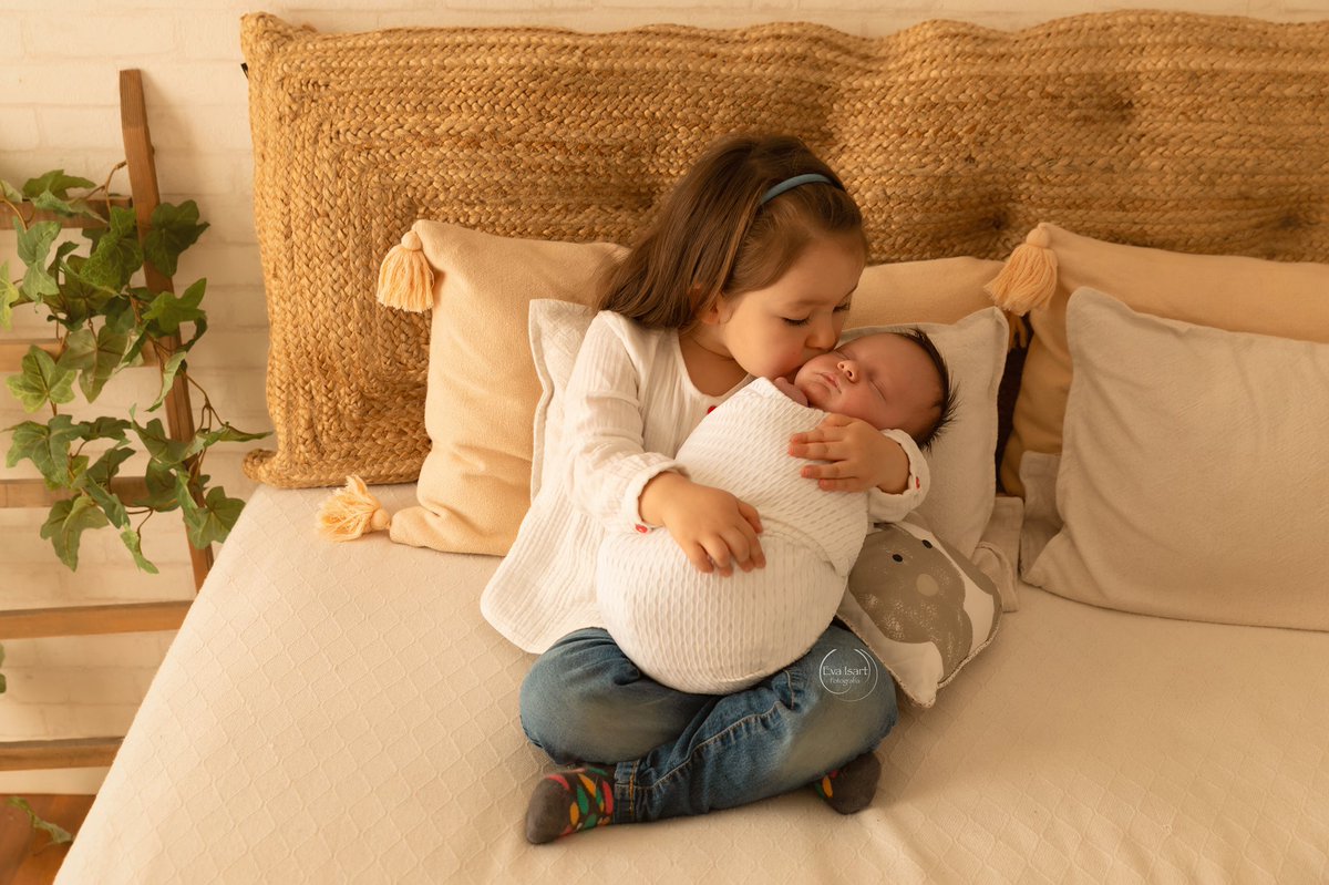evaisart's tweet photo. Con qué ilusión esperaba a su hermanita Olivia. Fue ella quien eligió su nombre🥰🥰

Si quieres información sobre las sesiones de recién nacido, contacta conmigo antes de que tu bebé nazca

https://t.co/kLAwbST05j https://t.co/WZcDC6mynJ