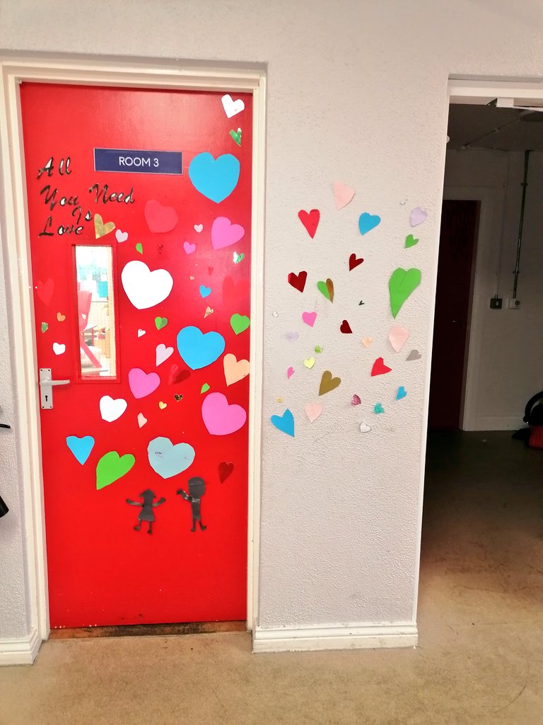 'All you need is love!' ♥️♥️
Rang a dó's collaborative Valentine' s door display! <a href="/kinvarans/">Kinvara NS</a> #ValentinesDay2022