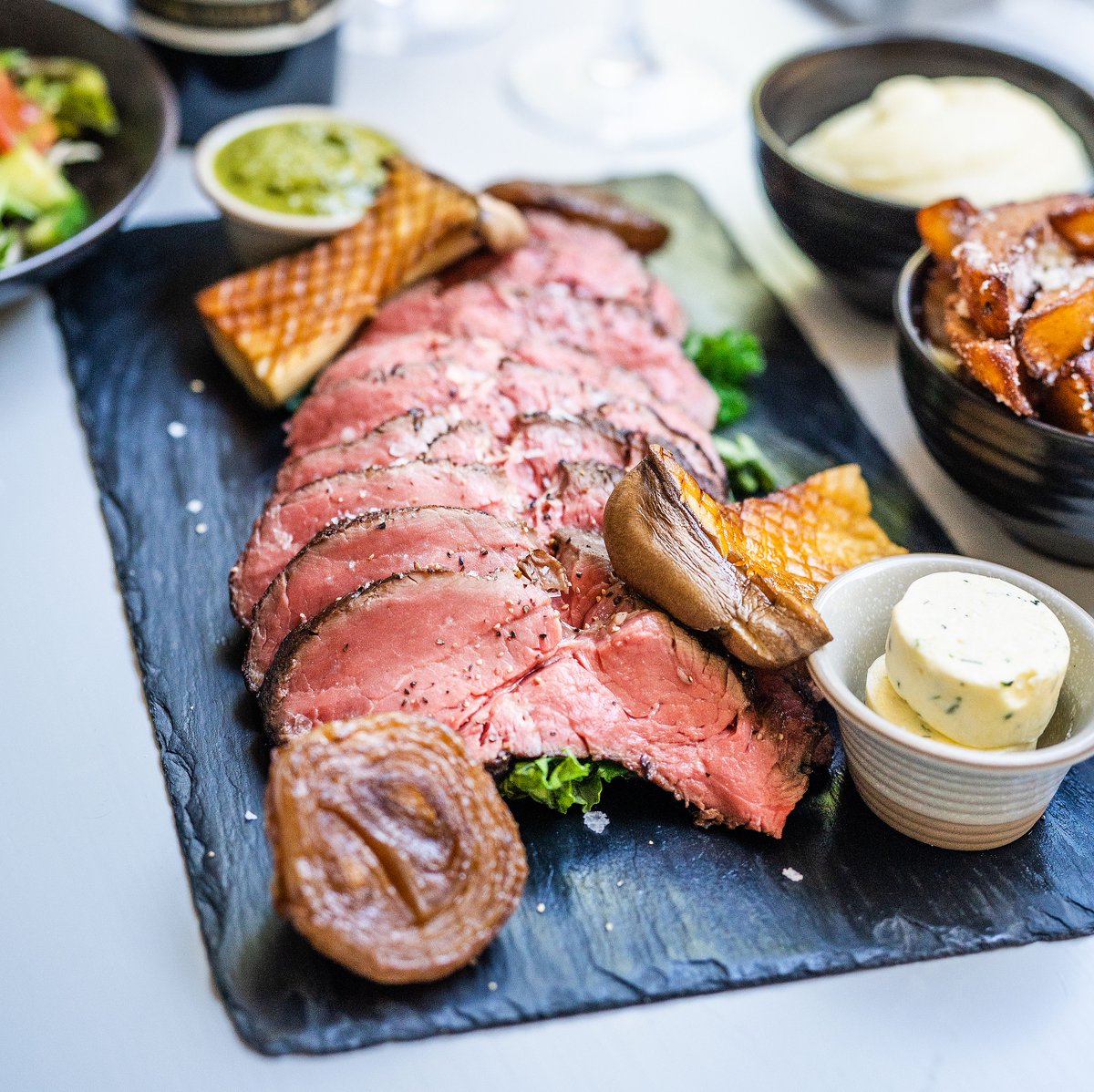 TheOldStocksInn's tweet photo. Our Valentine's Sharing menu is perfect for a romantic dinner ✨
Featuring Chateaubriand, and rose-infused pannacotta, this is not one to miss 😍
Available between the 12th and 19th of February 2022. 
Book your romantic dinner today ↓
📞01451 830 666  
✉️ info@oldstocksinn.com https://t.co/AqEaPxmOfN