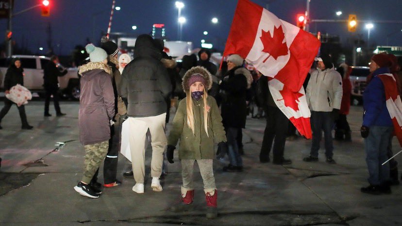 prodriguez3's tweet photo. La présence d’enfants dans les blocages au #Canada doit être dénoncée fermement par les gouvernements et autorités de protection de la jeunesse. Est-ce que les jeunes sont utilisés comme boucliers humains pour éviter l’intervention de la police?#OttawaOccupation (Photo: @Reuters) https://t.co/V4SIYAIW0p