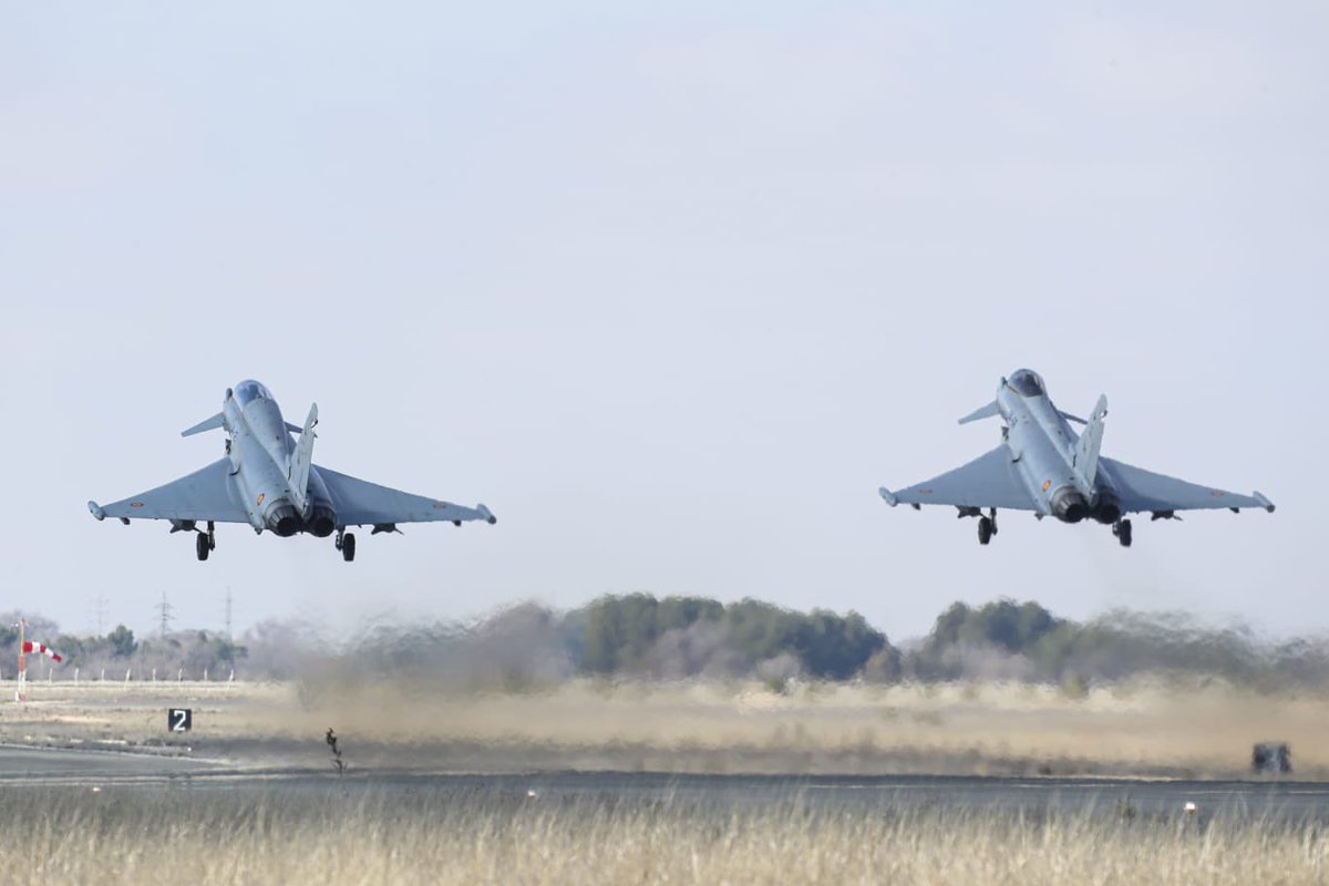 EjercitoAire's tweet photo. Se completa el despliegue del Destacamento Aerotáctico #Strela del @EjercitoAire en Bulgaria con el despegue desde la Base Aérea de Albacete de 4 Eurofighter del Ala 14. Accede a la noticia completa 👇🏽
https://t.co/oV7vuIQo0e
#SomosElAire @Defensagob @EMADmde https://t.co/NW0s7Ur0wQ