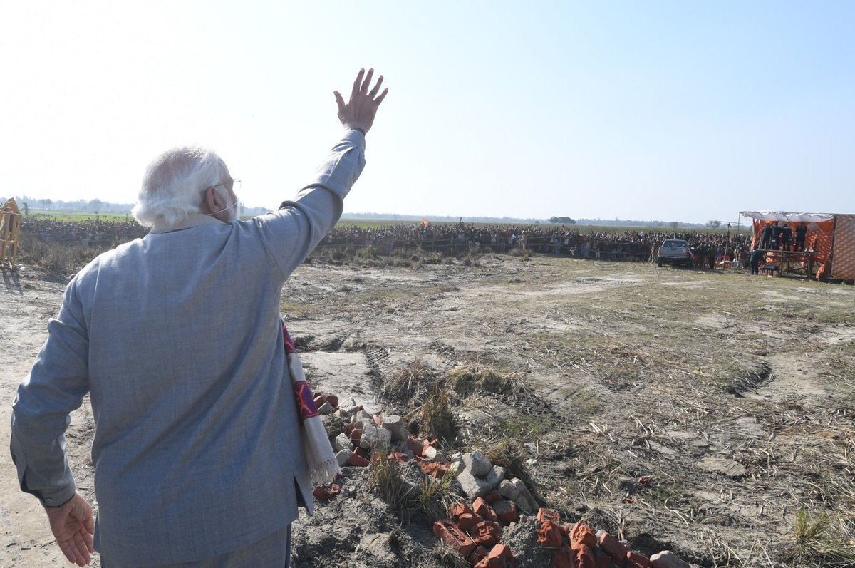 Today Craze in Kasganj....
thousands of people outside the rally venue...!!!
<a href="/narendramodi/">Narendra Modi</a>