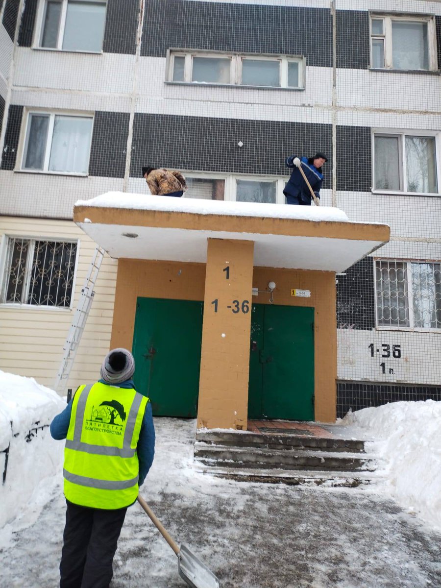 Сотрудники УО Жилстройсервис проводят очистку от снега козырьков, защищающих входы в подъезды. Данный вид работ будет продолжен в ближайшие дни.
На фото очистка козырьков по адресам: Ленинского Комсомола, 11, Созидателей, 54, Созидателей, 46,  Тюленева, 28 и др.