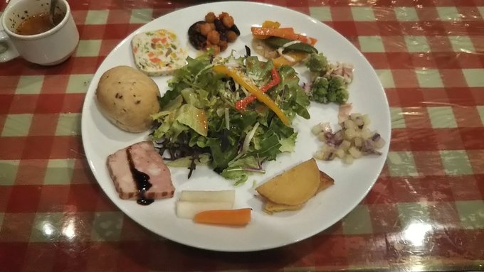 メインディッシュ取り忘れるの図
これにライスココスの大盛りくらいと鉄板焼ハンバーグかステーキとソフトドリンクかノンアルコールか紅茶で2500くらい
ピザやドリアやらパスタなら2000ほど

たまには贅沢(`・ω・')
3000いかなくても味とかがっちり贅沢なの!

明日はまた自炊で低糖質質素にいくのだ～ 