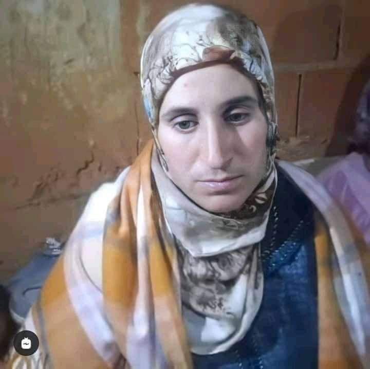 salimtal1's tweet photo. أثار انتباهي وفضولي هذه السيدة الفاضلة في كل تحركاتها يظهر عليها الوقار والحشمة والأدب والعفة وتلك الأنوثة التي بدأت تفقد رونقها في مجتمعنا..لم ترفع عينها قط في أحد سواء الصحافة أو الكامرة أو.... بخلاف بعض نساءنا في وقتنا...
الأنوثة حياء قبل أن تكون أزياء https://t.co/LShkw6grA4
