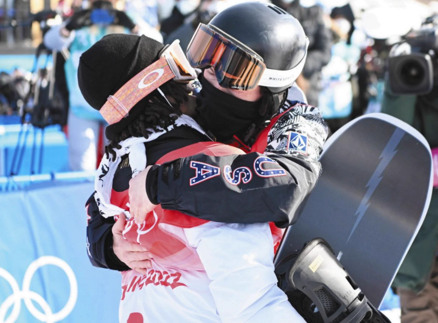 @Japan_Olympic 平野くん ㊗️🥇おめでとう🎊  平野くんの３回目リアタイ観れました！ 史上最高難度の ルーティン！エアの高さも 凄くて 気付いたら自分も一緒に体を浮かせる様にしてました🤣🤣 歴史的瞬間を見た💕ショーン選手が ハグした時は 泣けました😭😭 “後は任せた！”って感じでショーン選手 お疲れ様でした💐 