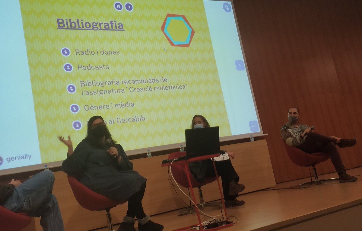 jjbotev's tweet photo. Élia Romaní i Lluís Anglés del CRAI UB expliquen la exposició de Ràdio i les possibilitats dels estudiants per #preservaciódigital els seus projectes de #podcast #AmbDiversitat #Gendims https://t.co/ufTFjGq07V
