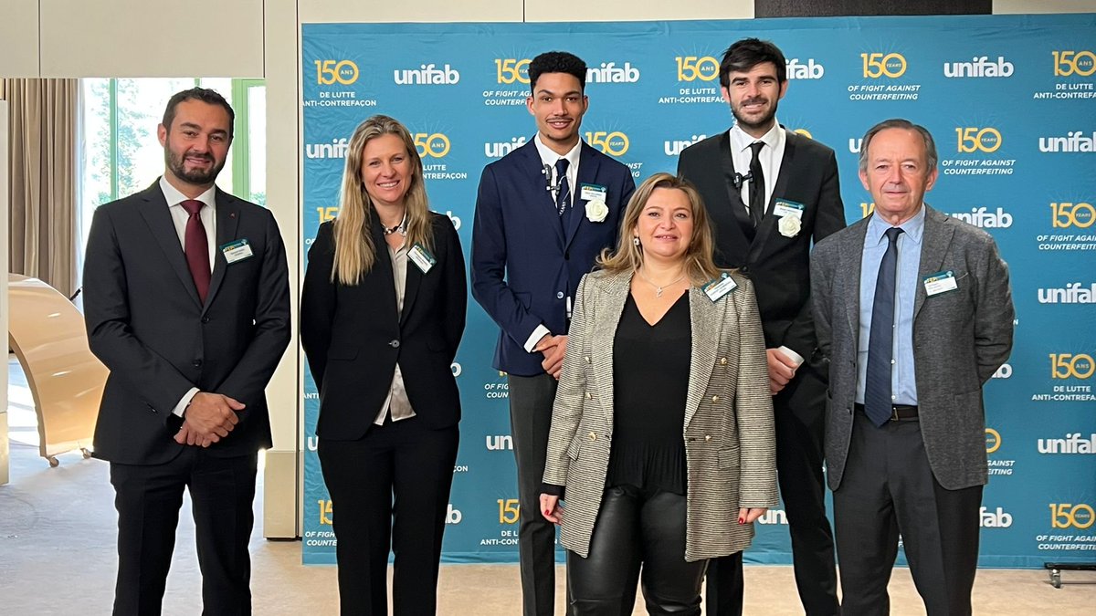 andema_es's tweet photo. .@GerardGuiuRibe, director general de #Andema; Georgina Parés, VC Sales @redpoints; y Salvador Orlando, vicepresidente de Andema; con parte del equipo de @UNIFAB: @DelphineSarfati, @regismess y @RemiMulemba en el #FEPI2022 ¡Gracias a todos y enhorabuena por el encuentro! https://t.co/nE3Y7kzEDd