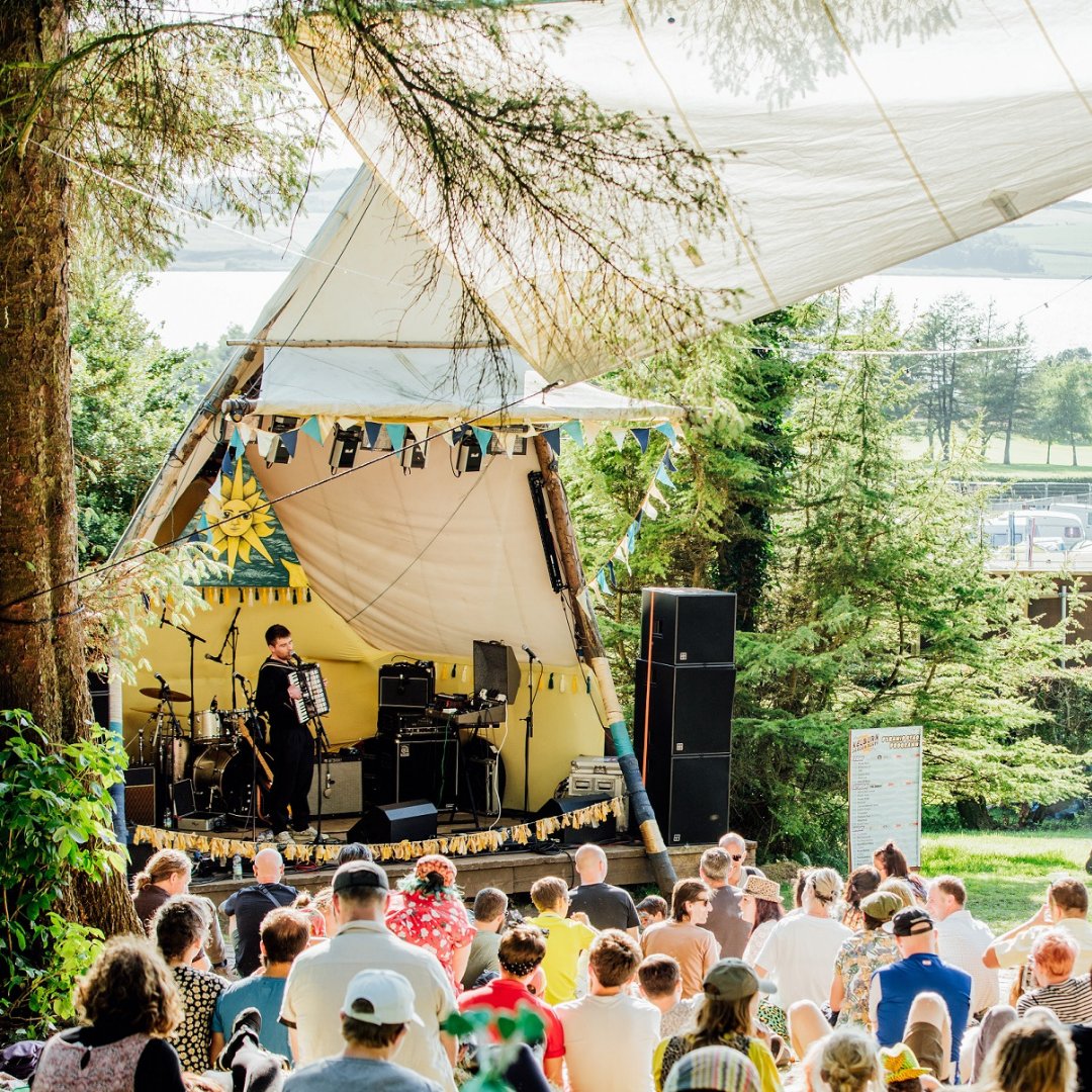 2019's Kelburn Garden Party was a scorcher - fair play to <a href="/callumeaster/">Callum Easter</a> for making it through his set dressed all in black🌞

The first wave of this year's <a href="/KelburnParties/">Kelburn Garden Party</a> line-up is out; details here: theskinny.co.uk/festivals/uk-f…

📸: Stevie Powers/ Recompose